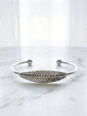 Ladies Silver Leaf Dangle Bracelet